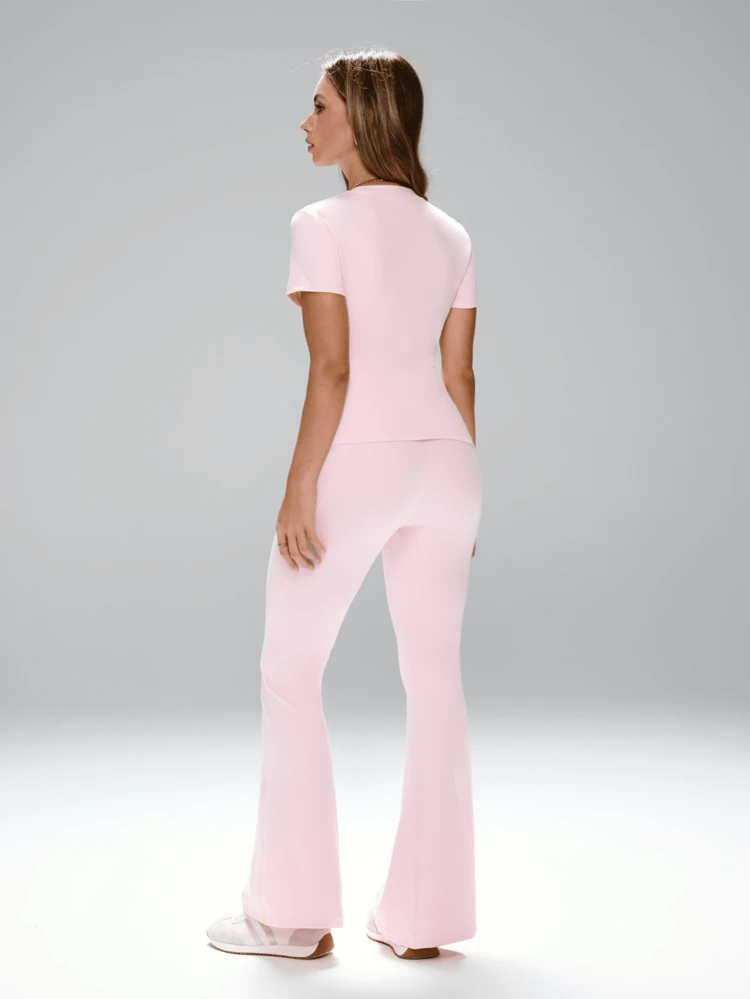 FWH Conjunto de 2 peças Feminino Todo-Combinável: Design Clássico, Adequado para Uso Externo, Escritório, Fitness e Yoga. Estilo Suave e Elegante, com Caimento Slim. Tecido de Cintura Elástica Afina Efetivamente a Cintura. Top de Manga Curta com Gola Redonda Combinada com Calça Esportiva Flare de Cintura Alta Emagrecedora, Alongando a Linha da Perna. - Rosa chiclete - Visão 2