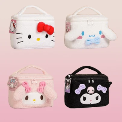 Neceser de peluche 3D de Sanrio, adorable diseño de personajes, Hello Kitty, My Melody, Kuromi y Cinnamoroll. Gran capacidad y amplia apertura para guardar cosas fácilmente. Tejido suave de primera calidad con doble cremallera. Perfecto para viajes, uso diario y como regalo para una amiga.