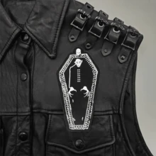 1pc Gothic Punk Vampire Coffin Embroidered Patch - Black & White Iron-On Badge For Jackets, Trucker Hats, Clothing - Rebellious Dark Fantasy Gift For Edgy Style, Intricate Embroidery | Detailed Craftsmanship, Goth Accessories - 混色 - 查看 3