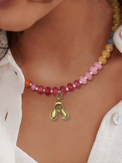 1 pieza Collar gargantilla ajustable minimalista y colorido con cuentas, Collar con colgante de letra burbuja dorada con piedras naturales, regalo de joyería hecha a mano para la playa en verano