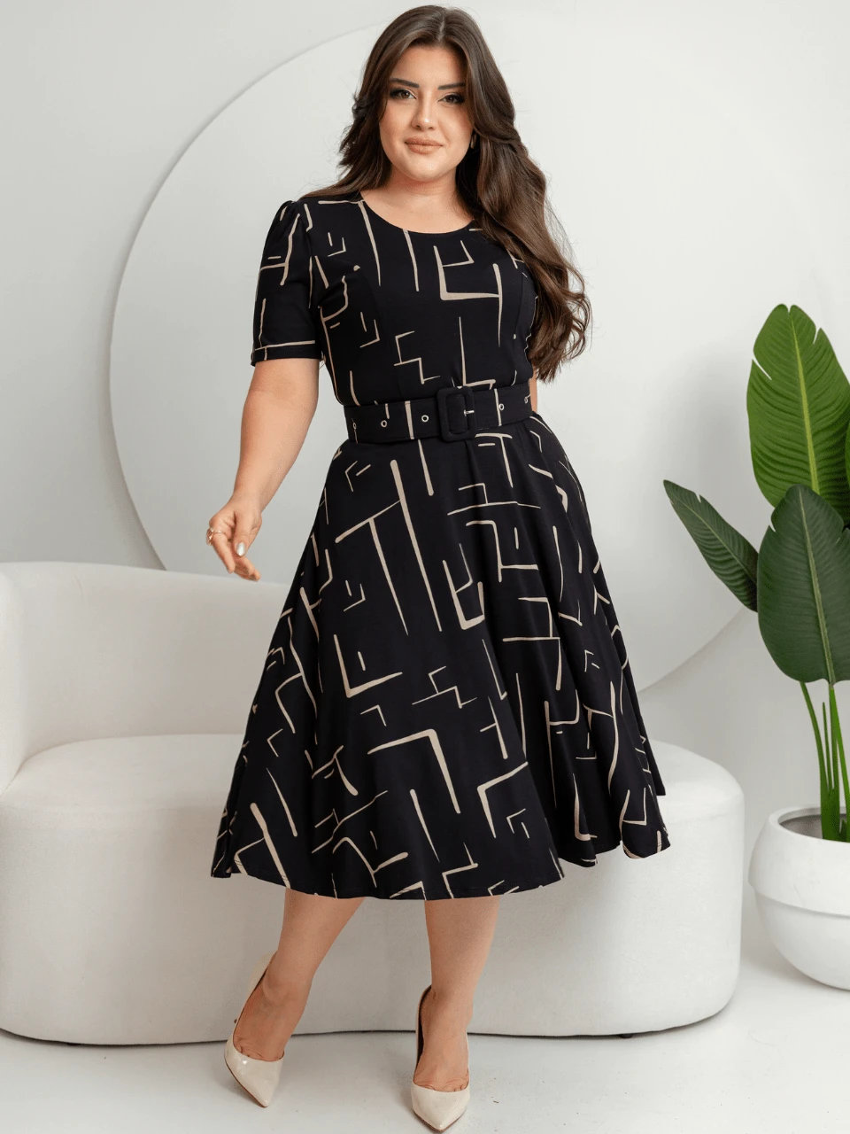 VESTIDO MIDI GODÊ SAIA RODADA COM CINTO E ESTAMPA GEOMÉTRICA