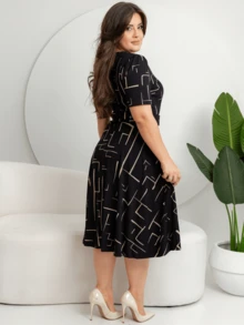 VESTIDO MIDI GODÊ SAIA RODADA COM CINTO E ESTAMPA GEOMÉTRICA - Preto - Visão 3