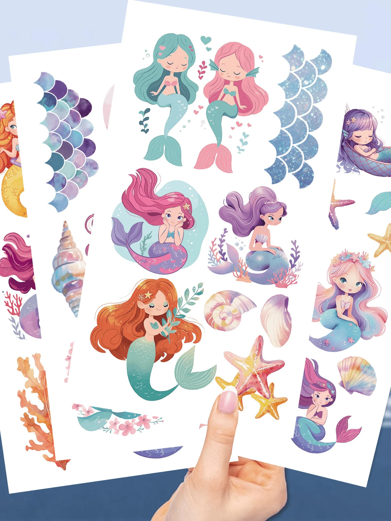 Glitzer Aufkleber in Meerjungfrau Cartoon-Serie, wasserdicht, Kinderpartei Geschenke, lustige wasserdichte Parteigeschenke, lustiges DIY, temporäre Fake Aufkleber, inklusive Muscheln, Fisch Hase, Küken, Avocado, Ozean, Meerjungfrau, Hai Prinzessin und andere süße Cartoon Muster, perfekt für tägliche Körperdekoration und Partyaccessoires.