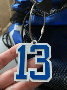 1个球员号码行李牌，适用于棒球、足球、橄榄球、排球、篮球、曲棍球等运动，团队运动行李号码，生日礼物，小饰品 - 彩色 - 查看 2