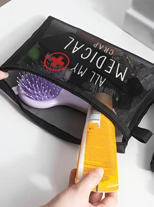Sac en maille pour médicaments "ALL MY MEDICAL CRAP" - Sac de maquillage en nylon noir avec lettrage blanc, organisateur de maquillage et de soins de la peau. Sac de rangement portable pour le voyage et la salle de bain pour les huiles pour les lèvres, les bijoux et les produits médicaux essentiels. Un indispensable pour la rentrée scolaire.