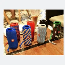 Altoparlante bluetooth senza fili portatile da esterno con cavo di ricarica e cavo AUX - Subwoofer audio senza fili con slot USB/scheda TF per audio surround 3D, altoparlante stereo TWS con bassi profondi, vivavoce, FM, riproducibitlità da scheda TF/USB - Design a sospensione con cavo di ricarica e cavo AUX, compatibile con smartphone, tablet, TV, computer, adatto per auto/interno/danza/ciclismo - Ideale per uso esterno.