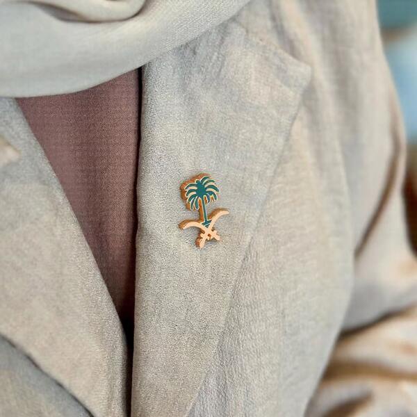 Golden & Green Alloy Brooch With Palm & Crescent Moon Design, Cultural Style Metal Pin Accessory For Festive Wear | Middle Eastern Inspired Fashion Accessory | Saudi Arabia National Day Souvenir | Festive Outfit Decoration