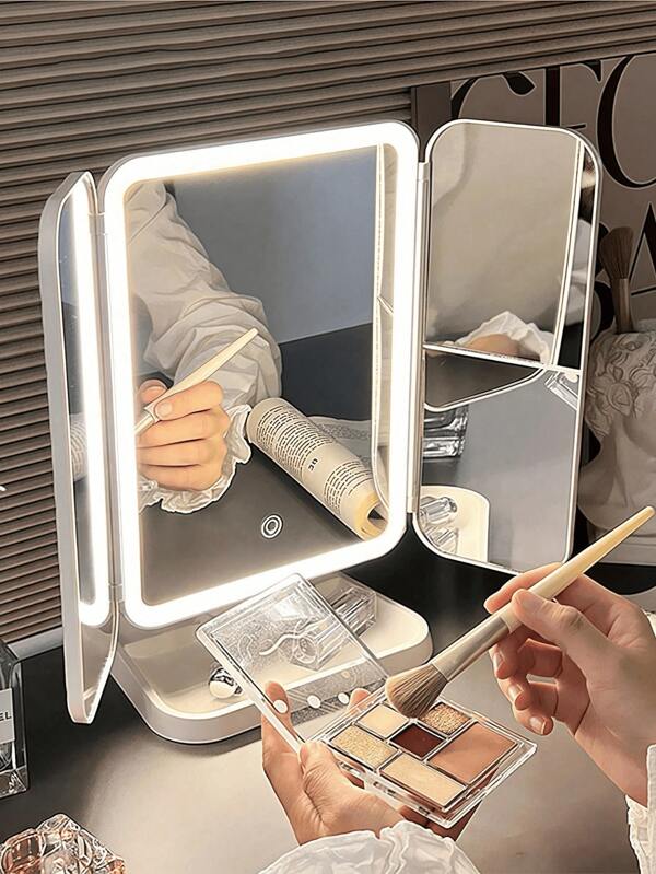 1 pezzo Specchio per il trucco a tre ante con LED, specchio da toletta con ingrandimento 3x/2x/1x, specchio da toletta portatile HD con regolazione della luminosità, specchio da toletta pieghevole con supporto e 3 colori di illuminazione, design a tre ante pieghevole, batteria ricaricabile da 800mAh, ricarica USB, specchio per il trucco con illuminazione e schermo touch dimmerabile, il miglior regalo per le donne, regalo per le feste