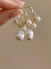 1 par de pendientes de aro con forma de C elegantes y vintage con perlas, adecuados para que las mujeres los usen en cualquier ocasión