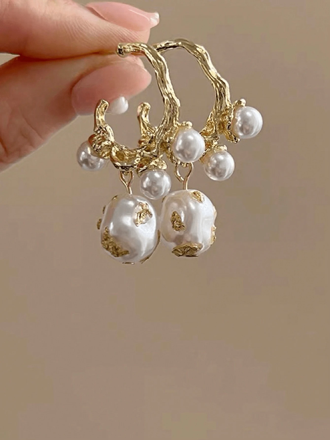 1 par de pendientes de aro con forma de C elegantes y vintage con perlas, adecuados para que las mujeres los usen en cualquier ocasión