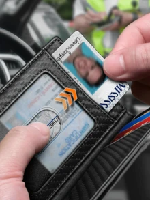 男士超薄钱包，磁扣简约钱夹，PU 皮革前袋卡夹钱包，可容纳 12 张卡和现金，简约设计，是送给他的理想礼物 - 彩色 - 查看 9