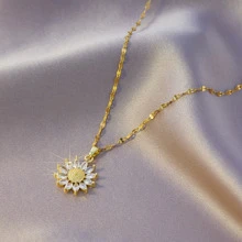 Collier Soleil Raiponce, accessoire de mariage à la mode plaqué or, pendentif Soleil opale, ras du cou Raiponce, cadeau pour femmes et filles. Collier Soleil mythique en acier inoxydable, simple et luxueux, à la mode et décontracté, style rétro, idéal pour les rassemblements, les fêtes, les vacances et autres activités. À porter (sac en plastique).