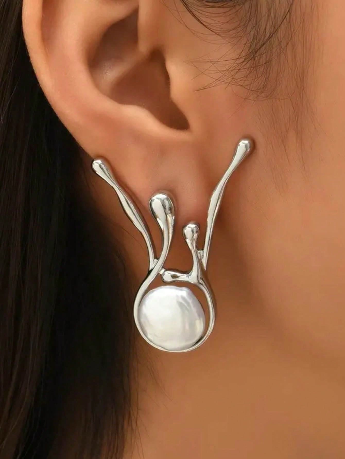 Pendientes asimétricos de perla con diseño geométrico de moda