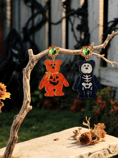 Pink Snail Orecchini in acrilico a forma di orsetto con decorazioni in cristallo verde, design con zucca e scheletro, gioielli fatti a mano unici, ciondolo adorabile a forma di orsetto, orecchini vistosi per donne, stile kawaii, accessori colorati e audaci, perfetti per feste ed eventi di Ognissanti
