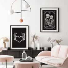 Bộ 2 tranh in hình bộ xương đen trắng hiện đại, bộ bài Tarot cho cặp đôi, bộ áp phích Halloween, áp phích trái tim bộ xương, đồ trang trí ngày lễ tình nhân tối, tranh tường phong cách Cottagecore Gothic tối, đồ trang trí Halloween | có hoặc không có khung, đồ trang trí phòng, đồ trang trí nhà cửa, đồ trang trí căn hộ ký túc xá đại học, quà tặng trang trí tường trong khách sạn, nhà ở, phòng khách, phòng ngủ, phòng tắm và văn phòng, đồ trang trí Halloween - Nhiều màu - Xem 3