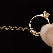 Ajustador de anillo, apto para anillos flojos, 4 diferentes tamaños de anillos protectores de plástico para ajuste de joyas, apretador de anillo invisible enrollado masculino y femenino, insertar para hacer que el anillo sea talla grande pequeño sin ajustar el tamaño (Dorado)