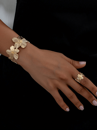 Ensemble de bracelets et bagues épais (un bracelet en or et une bague épaisse) style rétro européen et américain, à la fois élégants et à la mode, avec un bracelet épais et une bague épaisse ultra-longue, pour l'été, parfaits pour les femmes au quotidien, pour les fêtes, les rassemblements et événements.