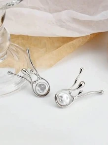 Pendientes asimétricos de perla con diseño geométrico de moda