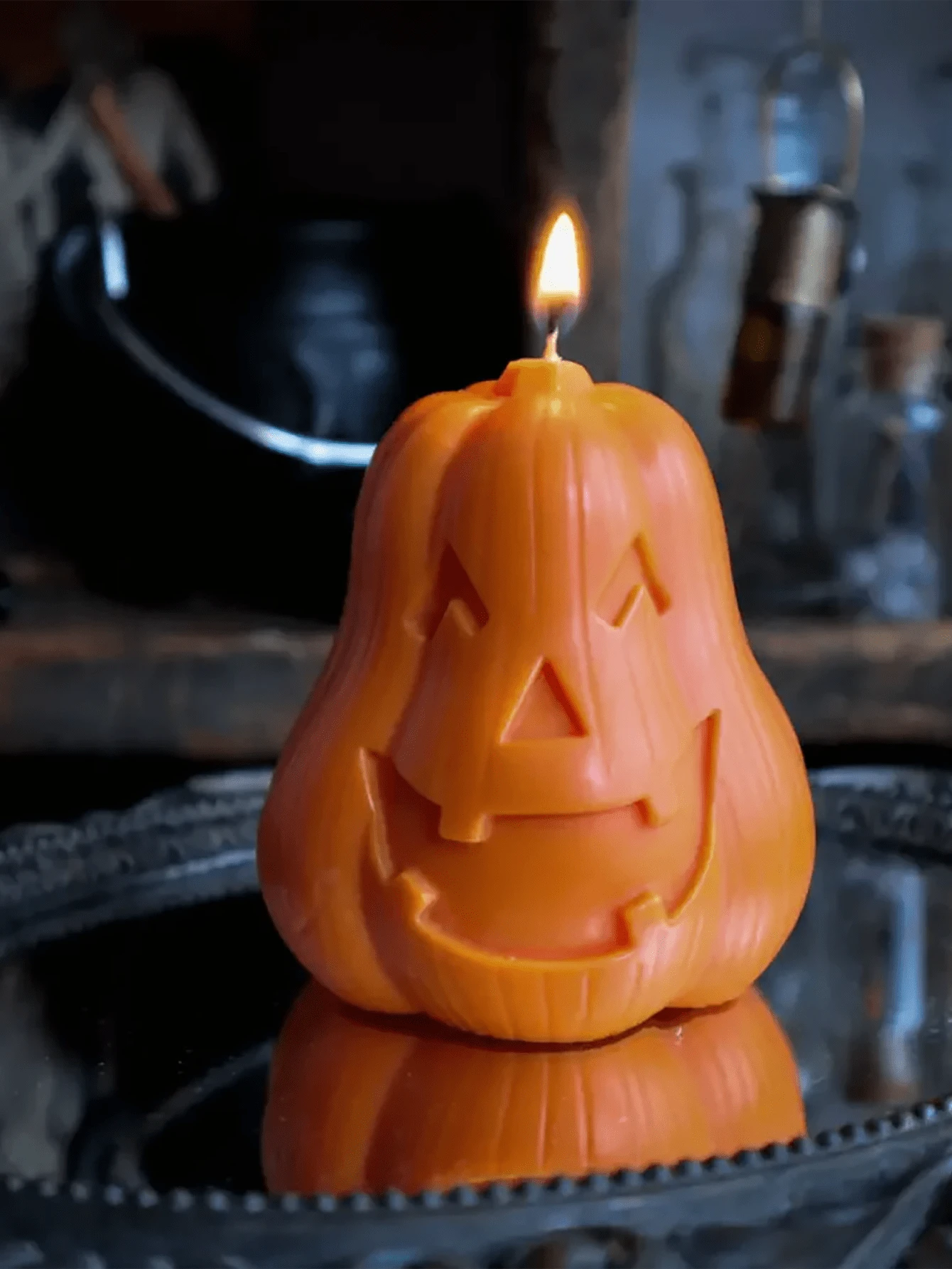 1件趣味南瓜万圣节南瓜香薰蜡烛 - 独特的南瓜造型设计，三种颜色和香味可选，包括：白色 - 法国香草、橙色 - 苹果肉桂、紫色 - 鼠尾草。可用作万圣节节日装饰或礼物，营造节日氛围。