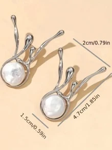 Pendientes asimétricos de perla con diseño geométrico de moda