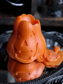 1件趣味南瓜万圣节南瓜香薰蜡烛 - 独特的南瓜造型设计，三种颜色和香味可选，包括：白色 - 法国香草、橙色 - 苹果肉桂、紫色 - 鼠尾草。可用作万圣节节日装饰或礼物，营造节日氛围。