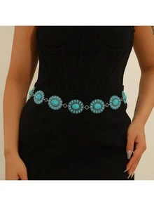 Ein Große Größen westlicher Gürtel mit einer silbernen Taillen-Kette, dieser Damengürtel im Westernstil ist geeignet für Frühling, Sommer, Herbst und Winter und betont die Taille. Er verfügt über eine vintage-geprägte Schnalle mit Frauenmotiv kombiniert mit einer schwarzen strukturierten Metall-Taillenkette, perfekt zu Jeans im Westernstil.
