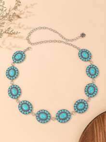 Ein Große Größen westlicher Gürtel mit einer silbernen Taillen-Kette, dieser Damengürtel im Westernstil ist geeignet für Frühling, Sommer, Herbst und Winter und betont die Taille. Er verfügt über eine vintage-geprägte Schnalle mit Frauenmotiv kombiniert mit einer schwarzen strukturierten Metall-Taillenkette, perfekt zu Jeans im Westernstil.