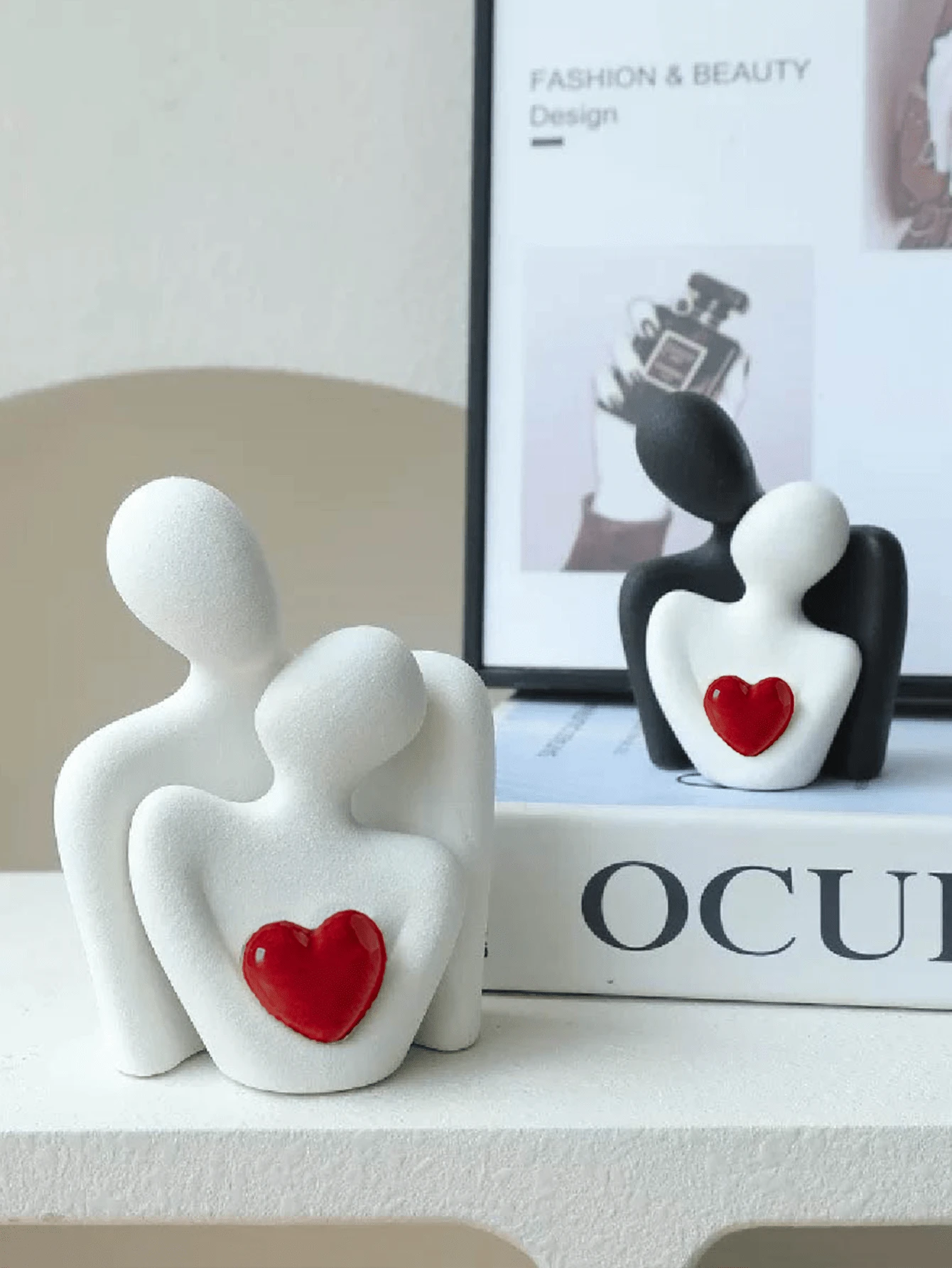 1件“爱之吻”雕像，拥抱红色爱心，树脂材质，情侣拥抱装饰摆件，浪漫礼物，寓意深刻的雕塑，适用于卧室、家庭办公室、书架、桌面装饰