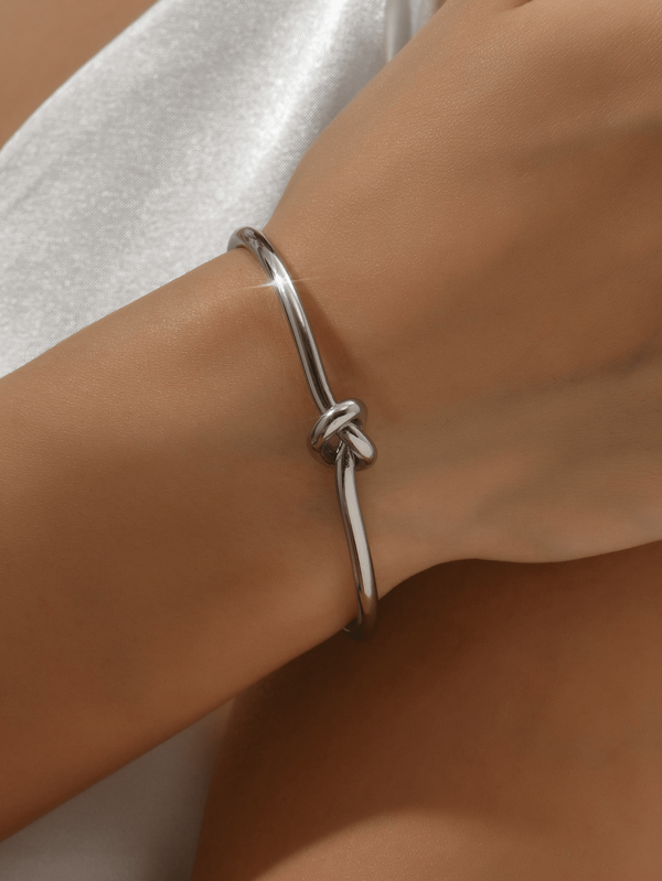 1 bracelet à boucle géométrique en or blanc