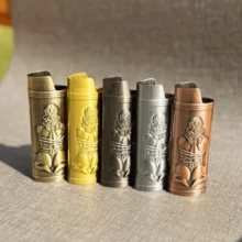 1 szt. Metalowe etui na zapalniczkę z wytłoczonym wzorem 3D, odporne na nacisk i upadek, idealnie pasuje do zapalniczki BIC J6 – idealny prezent dla palaczy, ojców, mężów, prezent świąteczny – zapalniczka nie jest dołączona - Wielokolorowe - Zobacz 4