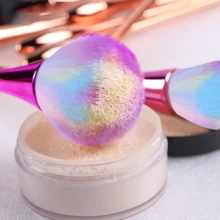 1 pieza Cepillo suave con forma de uña para quitar el polvo con un color holográfico aurora, cepillo de contorno de mango largo para rubor, cerdas suaves adecuado para polvos sueltos o compactos, brocha de maquillaje de fibra de bronce