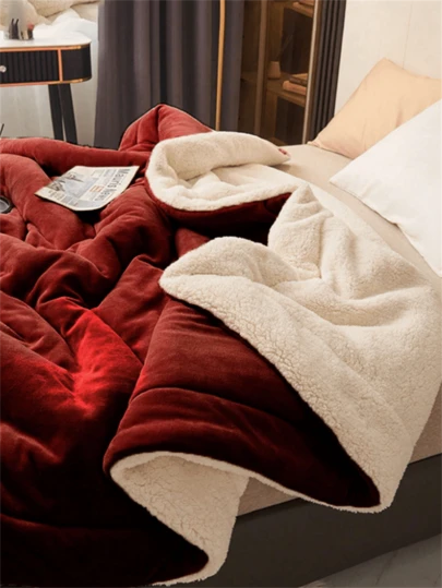 A 400g Burgundy Milk Velvet Flannel Blanket, Soft And Comfortable, Suitable For The Bedroom And Guest Room. A Perfect Choice For Christmas, It Is A Warm Gift For The Holiday Season.