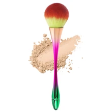 1 pieza Cepillo suave con forma de uña para quitar el polvo con un color holográfico aurora, cepillo de contorno de mango largo para rubor, cerdas suaves adecuado para polvos sueltos o compactos, brocha de maquillaje de fibra de bronce