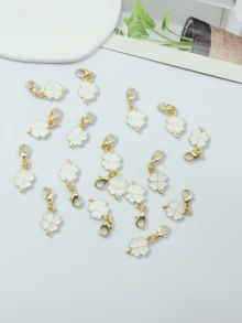 10 件四叶草幸运钥匙扣幸运三叶草吊坠钥匙圈圣帕特里克节礼物毕业典礼、婚礼、典礼和包装装饰学校汽车配件可爱哥特 Y2k 的完美礼物