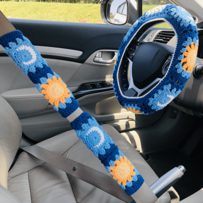 onEternal 1 pezzo Coprivolante fatto a mano all'uncinetto con stelle e luna blu e set di 2 pezzi di coprisedili per decorazione interni auto