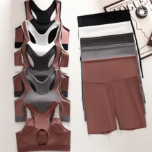 Conjunto de ropa deportiva para yoga de seda de hielo para damas: conjunto de dos piezas (sutién deportivo y pantalón corto en ángulo plano). Diseñado con materiales transpirables y cómodos, sin marcas visibles, con efecto de acercamiento y soporte superior. - Gris oscuro - Ver 4