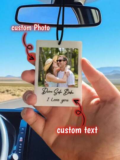 ตกแต่งส่วนตัว รูปถ่ายส่วนตัวแขวนตกแต่งรถยนต์, กรอบรูปอะคริลิกแขวนรถยนต์, ป้ายรูปถ่ายรถยนต์, ของขวัญสำหรับการขับขี่, ของขวัญสำหรับสามี, ของขวัญสำหรับพ่อ, ตกแต่งรถยนต์ด้วยรูปถ่ายคือของขวัญที่เหมาะสำหรับวันเกิด, สมาชิกในครอบครัว หรือเฉลิมฉลองรถคันแรก, พิมพ์รูปเดียวกันทั้งสองด้านหรือพิมพ์รูปถ่ายที่แตกต่างกันสองรูปบนทั้งสองด้าน