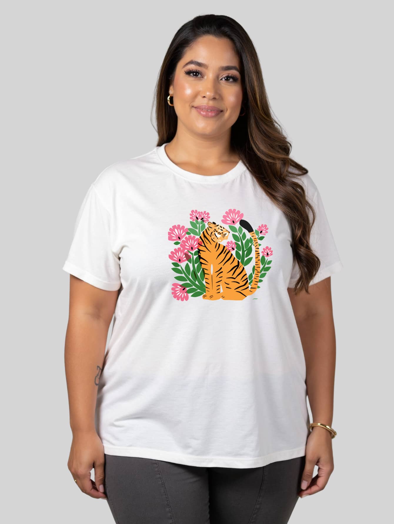Camiseta Feminina Plus Size Básica Algodão Estilo Tumblr Tamanho Grande Estampa Tigre com Flores - Branco - Visão 1