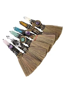 水晶巫术扫帚 - 手工制作的巫师祭坛工具，迷你魔法扫帚，用于精神修炼，万圣节服装，有趣的小礼物，万圣节派对礼物 - 彩色 - 查看 5