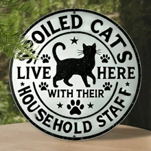 1 stuk Hier woont een verwende kat en hun familiestaf, Metal Mark - 8x8 inch duurzaam aluminium wanddecoratie, geschikt voor slaapkamer, keuken, eetkamer, bardecoratie, huis, kantoordecoratie