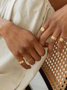 Nhẫn vuông khắc chữ theo yêu cầu, Nhẫn khắc cá nhân - Nhẫn đôi - Nhẫn vuông cỡ trung *RANAE RING*, Nhẫn thép không gỉ mạ vàng 18K theo yêu cầu, Món quà tuyệt vời nhất dành cho phái nữ, Ngày của Mẹ, Ngày Valentine, Ngày của Cha, Lễ Phục Sinh, Món quà lý tưởng dành cho phái nam, Món quà lý tưởng dành cho phái nữ, Quà tặng cho bạn trai, bạn gái, bố, mẹ, gia đình, bạn bè - Vàng - Xem 4