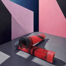 1 对柔软防滑彩色自行车车把套，适用于山地车和 BMX