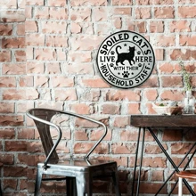 1 stuk Hier woont een verwende kat en hun familiestaf, Metal Mark - 8x8 inch duurzaam aluminium wanddecoratie, geschikt voor slaapkamer, keuken, eetkamer, bardecoratie, huis, kantoordecoratie