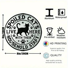 1 stuk Hier woont een verwende kat en hun familiestaf, Metal Mark - 8x8 inch duurzaam aluminium wanddecoratie, geschikt voor slaapkamer, keuken, eetkamer, bardecoratie, huis, kantoordecoratie