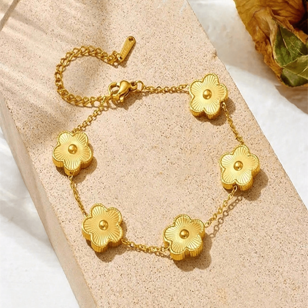 Un elegante brazalete de trébol de cuatro hojas adecuado para que las mujeres lo lleven a diario.