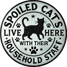 1 stuk Hier woont een verwende kat en hun familiestaf, Metal Mark - 8x8 inch duurzaam aluminium wanddecoratie, geschikt voor slaapkamer, keuken, eetkamer, bardecoratie, huis, kantoordecoratie