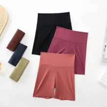 Conjunto de dos piezas de ropa interior deportiva para mujer, confeccionado en tela de seda de hielo refrescante, transpirable y cómoda, con diseño de espalda descubierta. Ideal para mujeres de 70 a 130 kg que practican actividades como correr, yoga o entrenamientos.   El sutién ofrece soporte antiescoteo, efecto de acercamiento y sensación de "piel desnuda". El conjunto incluye pantalones cortos de yoga que garantizan libertad de movimiento. Perfecto para combinar comodidad, funcionalidad y estilo en rutinas deportivas. - Negro - Ver 8