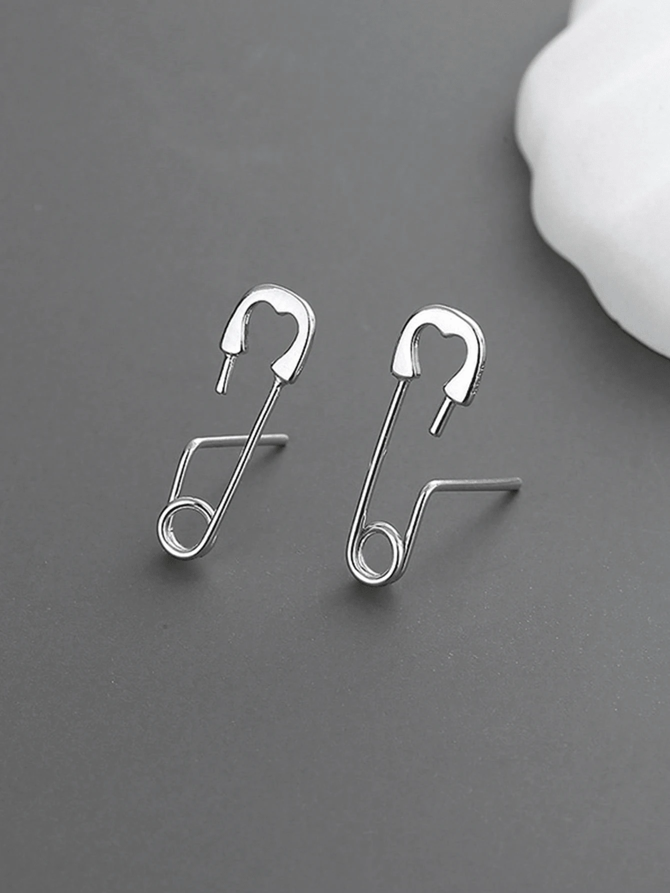 2 件简约金属回形针式耳环，复古个性化别针耳钉