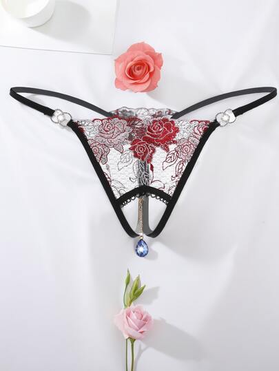 AB. 性感水钻丁字裤，饰有刺绣玫瑰，开裆设计，透明面料展现迷人魅力。吊坠配饰增添闪耀点缀。无论是派对还是日常穿着，这款内衣都能让你散发难以抗拒的性感魅力。