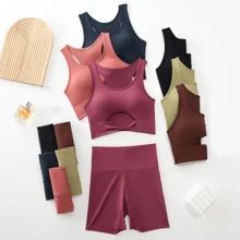 Conjunto de dos piezas de ropa interior deportiva para mujer, confeccionado en tela de seda de hielo refrescante, transpirable y cómoda, con diseño de espalda descubierta. Ideal para mujeres de 70 a 130 kg que practican actividades como correr, yoga o entrenamientos.   El sutién ofrece soporte antiescoteo, efecto de acercamiento y sensación de "piel desnuda". El conjunto incluye pantalones cortos de yoga que garantizan libertad de movimiento. Perfecto para combinar comodidad, funcionalidad y estilo en rutinas deportivas. - Rosado Sandía - Ver 5